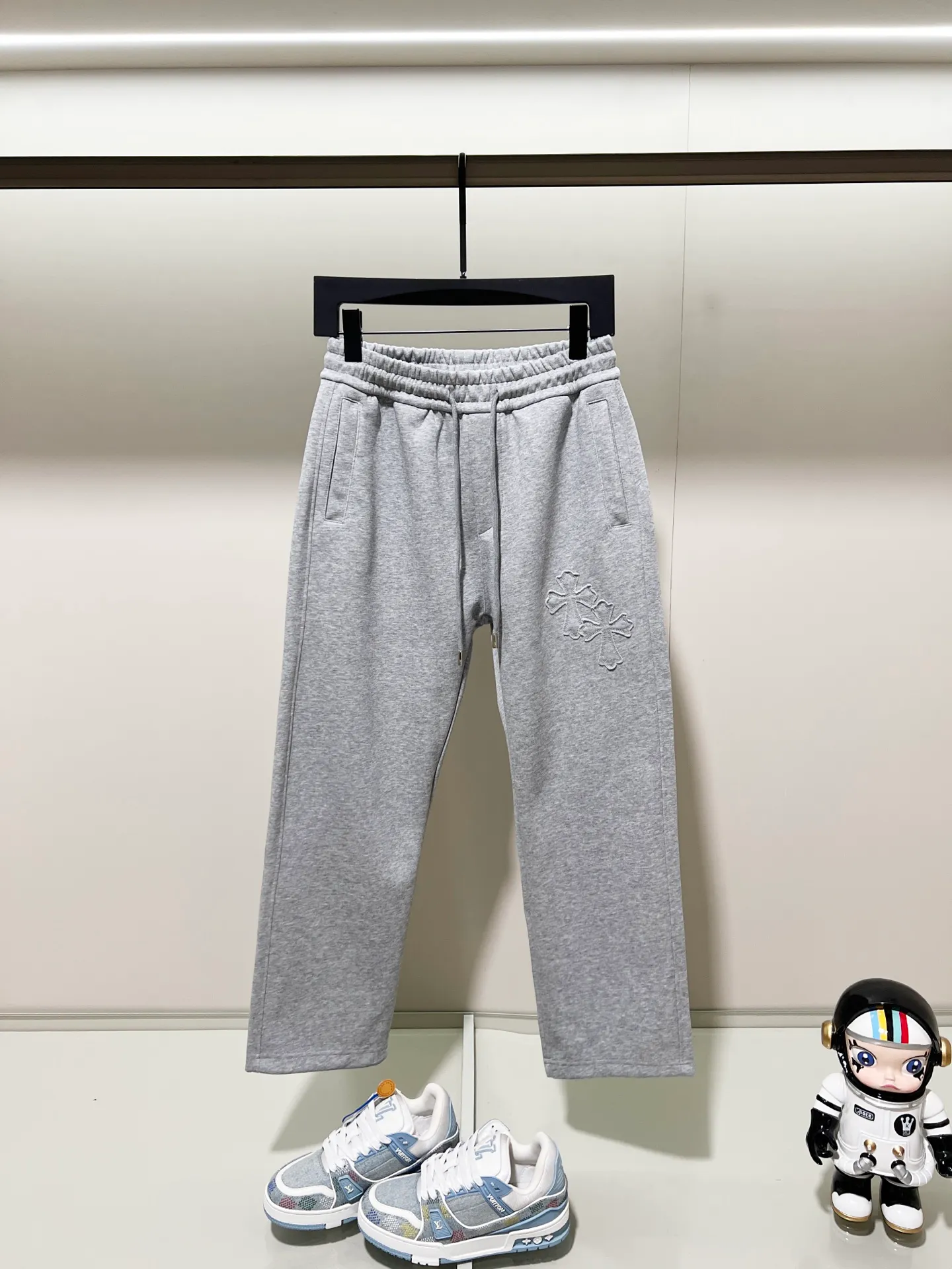 P260 chromehearts/Chrome Hearts selected 400g customized fabric sweatpants, patched horseshoe Sanskrit cross ✝️LOGO embroidery🪡 process, official synchronization, 1:1 original mold opening, fashionable personality, versatile trend, pure original quality, original washed fabric, tag, collar label, washed wheat, three complete labels, color: black, gray. Size: M-3XL